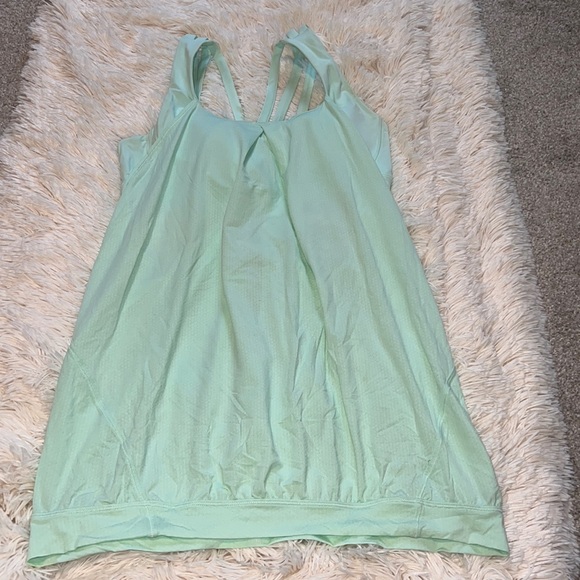 Lululemon athletica top size 10 w/ build in bra & removable cup inserts - Picture 10 of 17